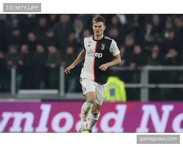 佩德里vs穆西亚拉：新生代技术型中场的创造力与节奏控制能力差距在哪